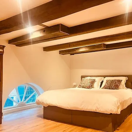 Historisch Grachtenpand In Centrum